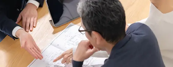 契約内容を丁寧に説明するスタッフ